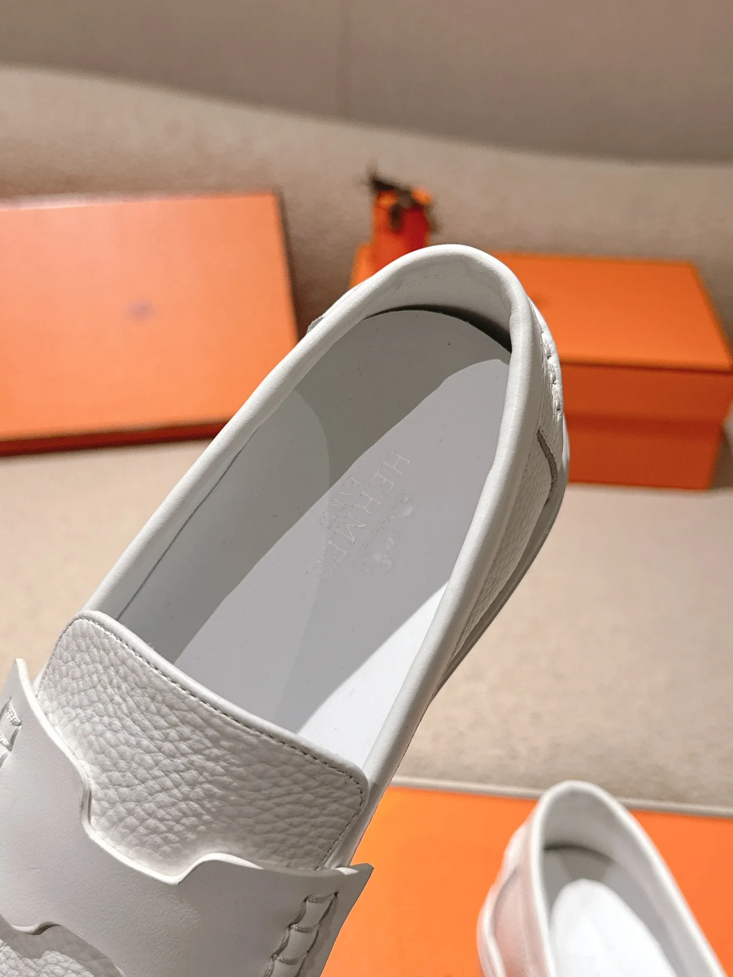 Men's men's shoes P620! Hermes# Thick Sole Couple Loafers These lace-up free sneakers in calfskin and washed denim feature signature "H" details. The design is simple and smooth, creating a fashionable urban look. It is comfortable and versatile. H family classics are not outdated, and the delivery counter is beautifully packaged🛍📦 Fabric: Original customized washed denim/first-layer cowhide Lining: Imported soft sheepskin Sole: Original open-molded anti-slip TPU material Size: 35-45